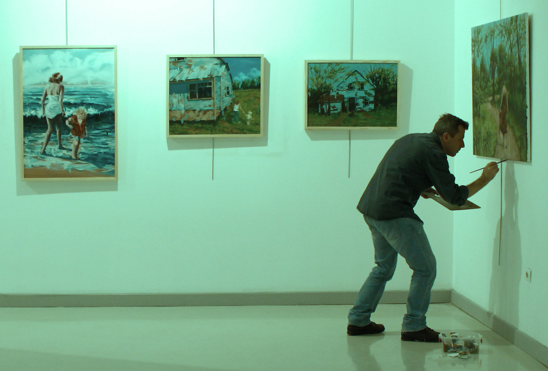 selçuk başaran'ın artölyede ki palet ve masası